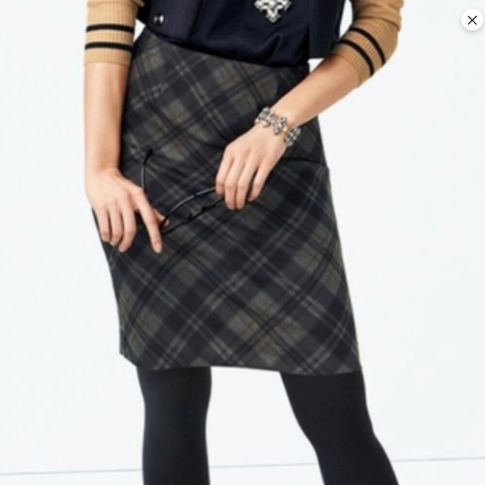 NWOT Cabi Step Out Skirt in Kennedy Plaid Gray Black Preppy Sz 2